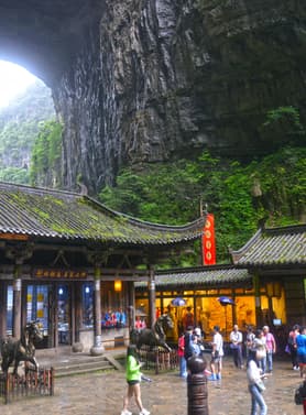 22244 ทัวร์จีน วัน 4 คืน T2G-CKG23FD หลุมฟ้าสะพานสวรรค์ เขานางฟ้า หมู่บ้านโบราณสือปาที หงหยาต้ง 5 บิน Thai AirAsia