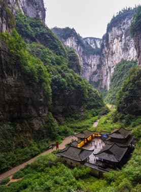 23430 ทัวร์จีน วัน 4 คืน T2G-CKG25FD อุทยานหลุมฟ้าสะพานสวรรค์ อุทยานเขานางฟ้า รถไฟทะลุตึก ผาหินแกะสลักต้าจู๋ 5 บิน Thai AirAsia