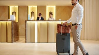 5 แบรนด์หรู สุดยอดกระเป๋าเดินทาง ไปเที่ยวที่ไหนก็ไม่หวั่น!