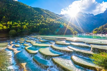 21475 ทัวร์จีน วัน 5 คืน GO1KMG-TG011 หุบเขาพระจันทร์สีน้ำเงิน เมืองโบราณลี่เจียง วัดลามะจ้านหลิง เขาหยีเหลียง (ไม่เข้าร้านรัฐบาล) 6 บิน การบินไทย