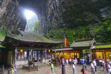 22244 ทัวร์จีน วัน 4 คืน T2G-CKG23FD หลุมฟ้าสะพานสวรรค์ เขานางฟ้า หมู่บ้านโบราณสือปาที หงหยาต้ง 5 บิน Thai AirAsia