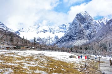 22859 ทัวร์จีน วัน 5 คืน ZGTFU-26143U อุทยานภูเขาสี่ดรุณี หุบเขาชวงเฉียวโกว ทะเลสาบราชามังกร ทะเลสาบปันหยาง 7 บิน Sichuan Airlines