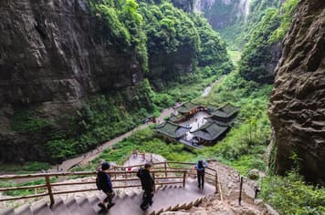 23555 ทัวร์จีน วัน 4 คืน TF-CKGHU08 อุทยานแห่งชาติหลุมฟ้าสะพานสวรรค์ หมู่บ้านโบราณฉือชี่โข่ว ถนนคนเดินเจี่ยฟางเป่ย 5 บิน ไห่หนานแอร์ไลน์ 