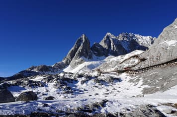 24003 ทัวร์จีน วัน 5 คืน SHTGKMG11 เมืองโบราณต้าหลี่-ลี่เจียง นั่งรถไฟชมวิวภูเขามังกรหยก สระมังกรดำ 6 บิน การบินไทย