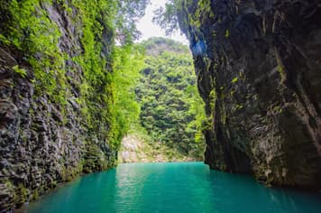 24067 ทัวร์จีน วัน 5 คืน WDYIH005 หมู่บ้านซานเซี่ย ล่องเรือมังกร อุทยานเขาผิงซาน ป่าหินโซบูย่า 6 บิน Air Changan