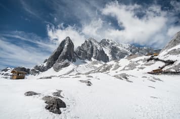 24207 ทัวร์จีน วัน 4 คืน GO1CNXKMG-MU01 เมืองโบราณลี่เจียง ภูเขาหิมะมังกรหยก ทะเลสาบเอ๋อไห่ 5 บิน China Eastern Airlines