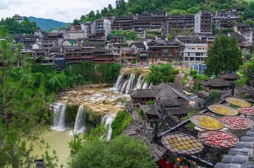 26957 ทัวร์จีน วัน 4 คืน วัดเซียงหมิง สะพานลอยน้ำซือจือกวน อุทยานผิงซานแกรนด์แคนยอน เมืองโบราณต่ายง 5 บิน Air Travel