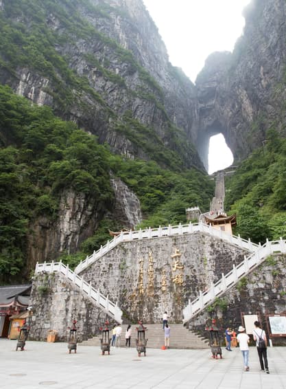 ทัวร์จีน จางเจียเจี้ย 6 วัน 5 คืน GO1CSX-SL012 เขาเทียนเหมินซาน หอศิลปะภาพวาดทรายหิน ถ้ำประตูสวรรค์ สะพานสายรุ้ง  บิน SL (DMK)
