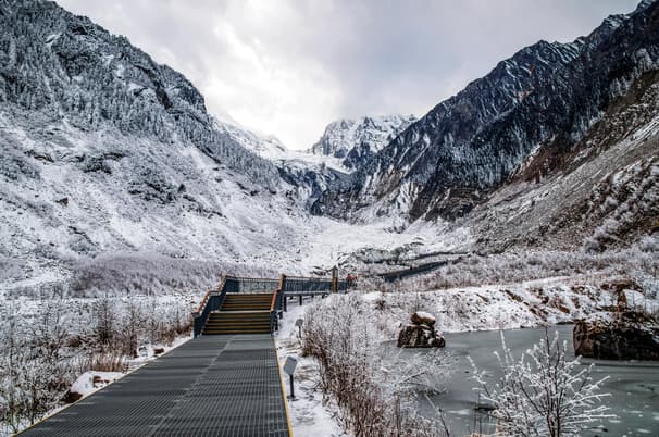 ทัวร์จีน เฉิงตู 6 วัน 5 คืน ภูเขาสี่ดรุณี อุทยานปี้เผิงโกว อุทยานธารน้ำแข็งต้ากู๋ปิงชวน บิน EU (BKK)