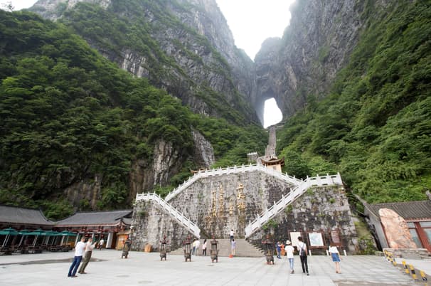 ทัวร์จีน จางเจียเจี้ย 6 วัน 5 คืน GO1CSX-SL012 เขาเทียนเหมินซาน หอศิลปะภาพวาดทรายหิน ถ้ำประตูสวรรค์ สะพานสายรุ้ง  บิน SL (DMK)