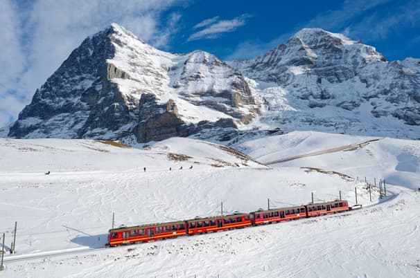 ทัวร์ยุโรปตะวันตก อิตาลี สวิส ฝรั่งเศส 9 วัน 6 คืน IEK140 ยอดเขาจุงเฟรา สะพานไม้ชาเปล ประตูชัยฝรั่งเศส บิน EK (BKK)