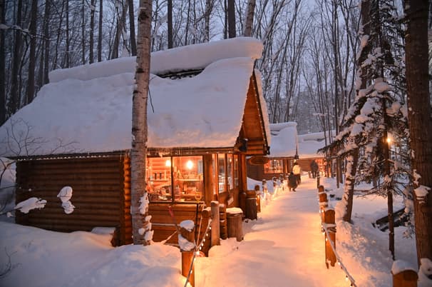 ทัวร์ญี่ปุ่น ฮอกไกโด 5 วัน 3 คืน BT-CTS_S01_XJ หมู่บ้านนิงเกิ้ลเทอเรซ บ่อน้ำสีฟ้า น้ำตกชิราฮิเกะ หมู่บ้านรางเมน บิน XJ (DMK)