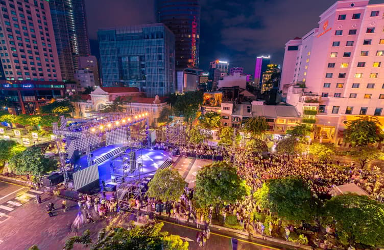 ถนนคนเดินเว้ (ถนนคนเดินริมฝั่งแม่น้ำหอม)