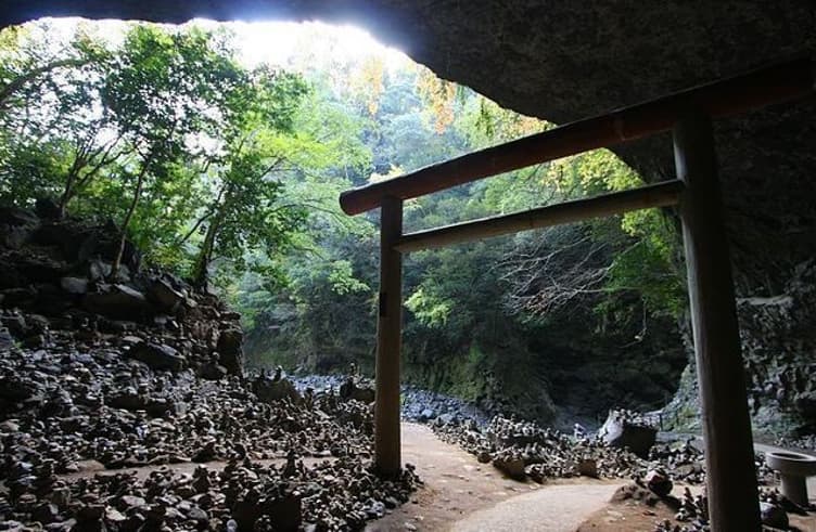 ศาลเจ้าอามาโนะ อิวาโตะ (ถ้ำอามาโนะ)