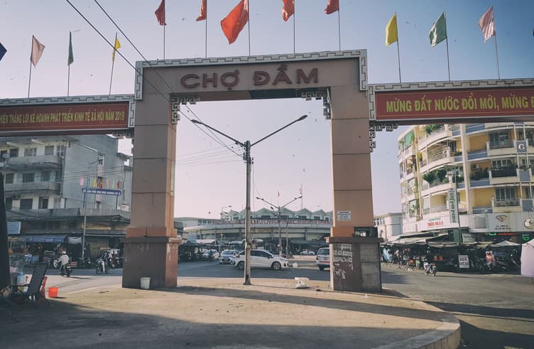 ตลาดดาม