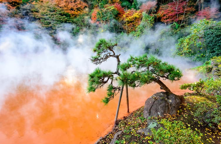 ชิโนอิเกะ จิโกกุ หรือบ่อน้ำแร่สีเลือด 