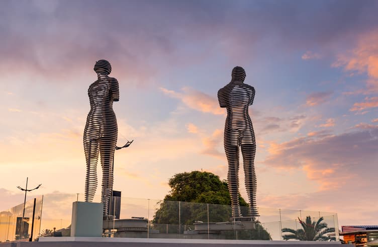 รูปปั้นอาลีและนิโน่