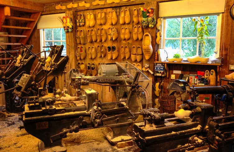 โรงงานทำรองเท้าไม้