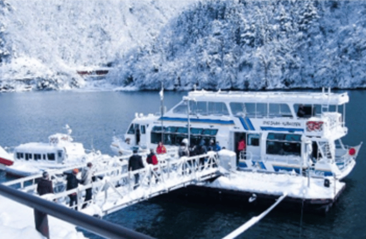 ล่องในทะเลสาบในหุบเขาโชงะวะ