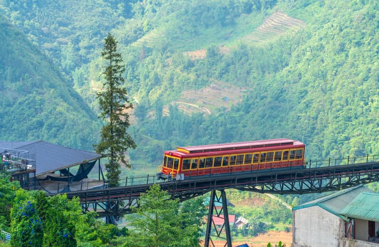 รถรางขึ้นสู่สถานีกระเช้าเพื่อขึ้นยอดเขาฟานซิปัน