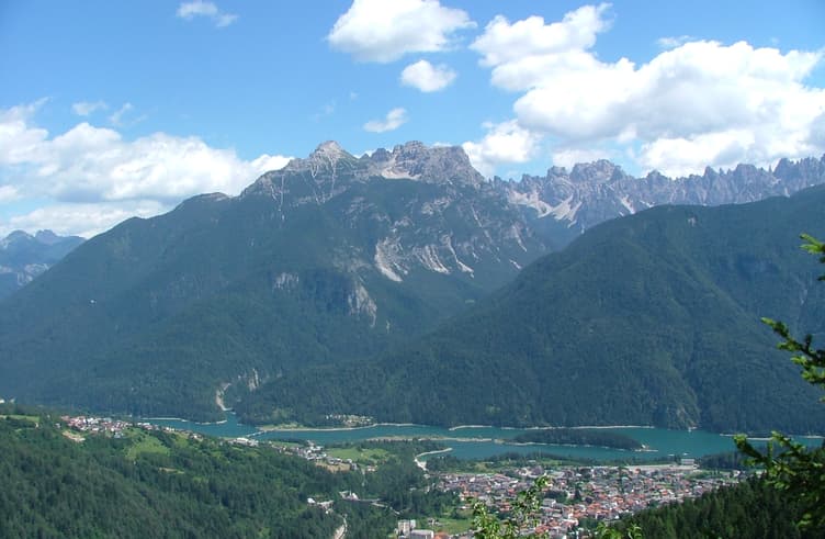 เมืองคอร์ทีนา ดัมเปซโซ