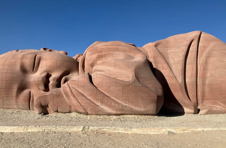 ปะติมากรรมลูกของแผ่นดิน