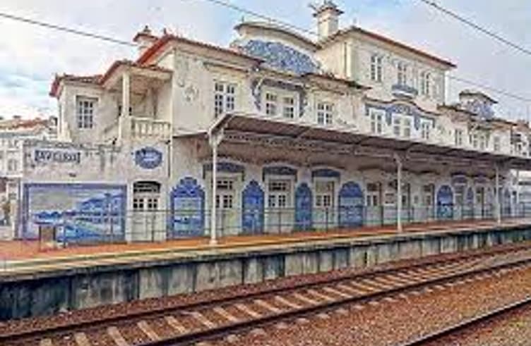 สถานีรถไฟอเวโร่