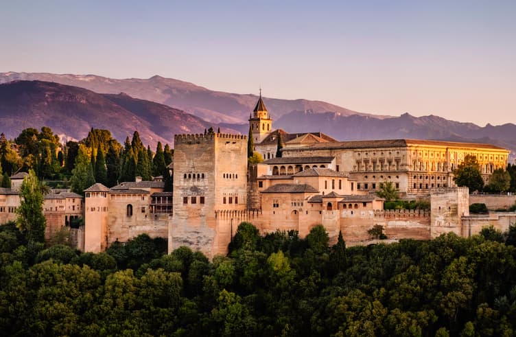 พระราชวังอัลฮัมบรา (พระราชวังสีชมพู)