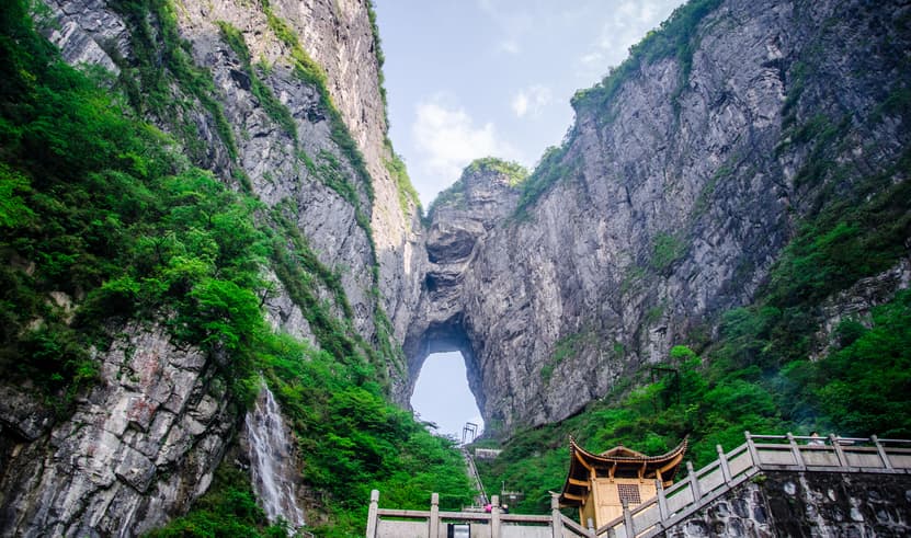 ทัวร์จีน จางเจียเจี่ย 7 วัน 6 คืน ZGYIH-2503QW ตึกมหัศจรรย์ 72 ชั้น สวนสามสหาย จุดชมวิวแม่น้ำแยงซีเกียง ล่องเรือแม่น้ำแยงซีเกียง บิน HU (BKK)      