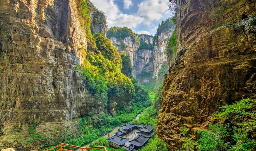 ทัวร์จีน เฉิงตู 6 วัน 5 คืน MTWT260010 อุทยานพระพุทธรูปแกะสลักหินต้าจู๋ อุทยานหลุมฟ้า อุทยานเขานางฟ้า บิน VZ (BKK)