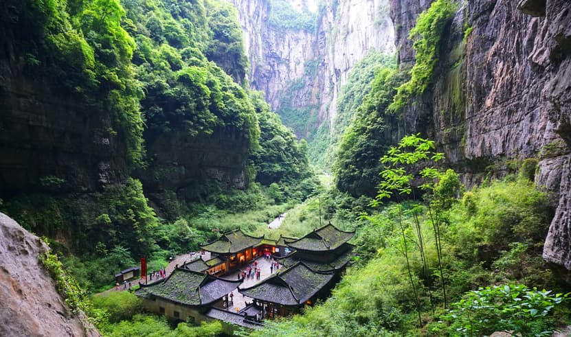 ทัวร์จีน ฉงชิ่ง 5 วัน 4 คืน TF-CKGHU06 อุทยานแห่งชาติหลุมฟ้าสะพานสวรรค์ อุทยานเขานางฟ้า นั่งรถไฟทะลุตึก หงหยาต้ง บิน HU (BKK)