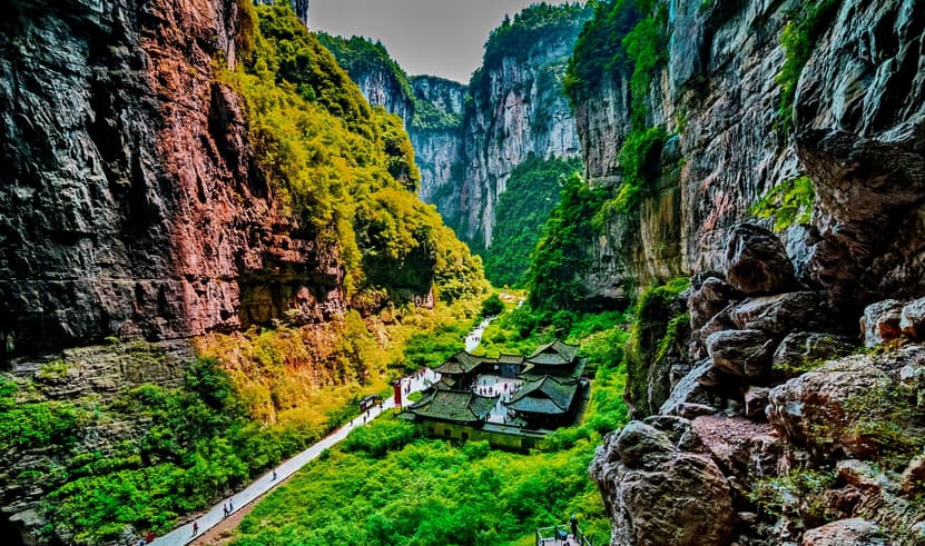 ทัวร์จีน ฉงชิ่ง 5 วัน 4 คืน MTWT260017 อุทยานหลุมฟ้าอู่หลง เขานางฟ้า ล่องเรือลอดถ้ำร้อยล้านปี เมืองโบราณจั๋วสุ่ย บิน HU (BKK)