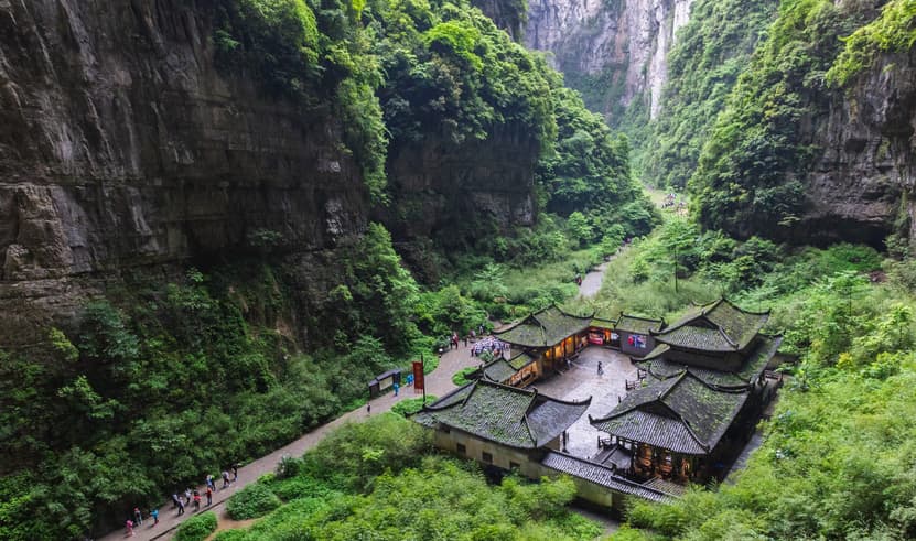 ทัวร์จีน ฉงชิ่ง 4 วัน 3 คืน 3U-CKG01 รถไฟฟ้าทะลุตึก นั่งกระเช้าข้ามแม่น้ำแยงซีเกียง หมู่บ้านโบราณฉือชี่โข่ว  บันไดเลื่อน HUANGGUAN บิน 3U (BKK)