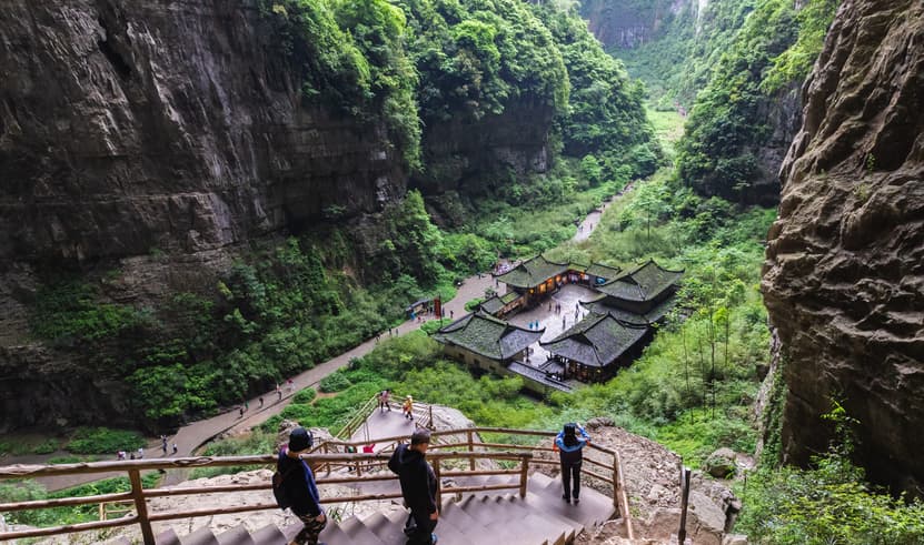 ทัวร์จีน ฉงชิ่ง 5 วัน 4 คืน TF-CKGHU08 อุทยานแห่งชาติหลุมฟ้าสะพานสวรรค์ หมู่บ้านโบราณฉือชี่โข่ว ถนนคนเดินเจี่ยฟางเป่ย บิน HU (BKK)
