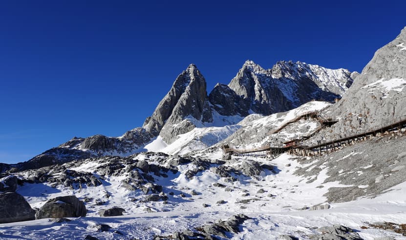 ทัวร์จีน คุนหมิง 6 วัน 5 คืน SHTGKMG11 เมืองโบราณต้าหลี่-ลี่เจียง นั่งรถไฟชมวิวภูเขามังกรหยก สระมังกรดำ บิน TG (BKK)