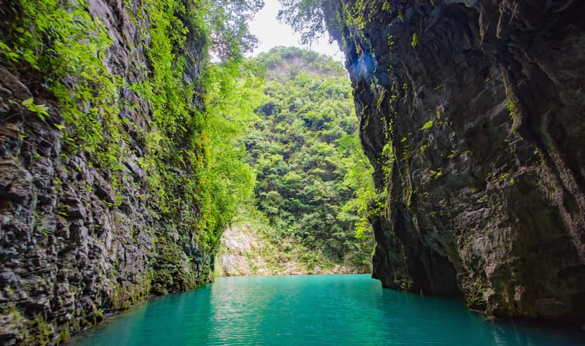 ทัวร์จีน อี่ซาง เอินซือ 6 วัน 5 คืน WDYIH005 หมู่บ้านซานเซี่ย ล่องเรือมังกร อุทยานเขาผิงซาน ป่าหินโซบูย่า บิน 9H (BKK)