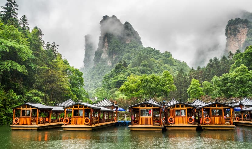 ทัวร์จีน ฉางซา 6 วัน 5 คืน CSXA60326 ทะเลสาบเป่าเฟิงหู วังโบราณชนเผ่าถูเจีย เมืองโบราณฝูหรงเจิ้น บิน A6 (BKK)