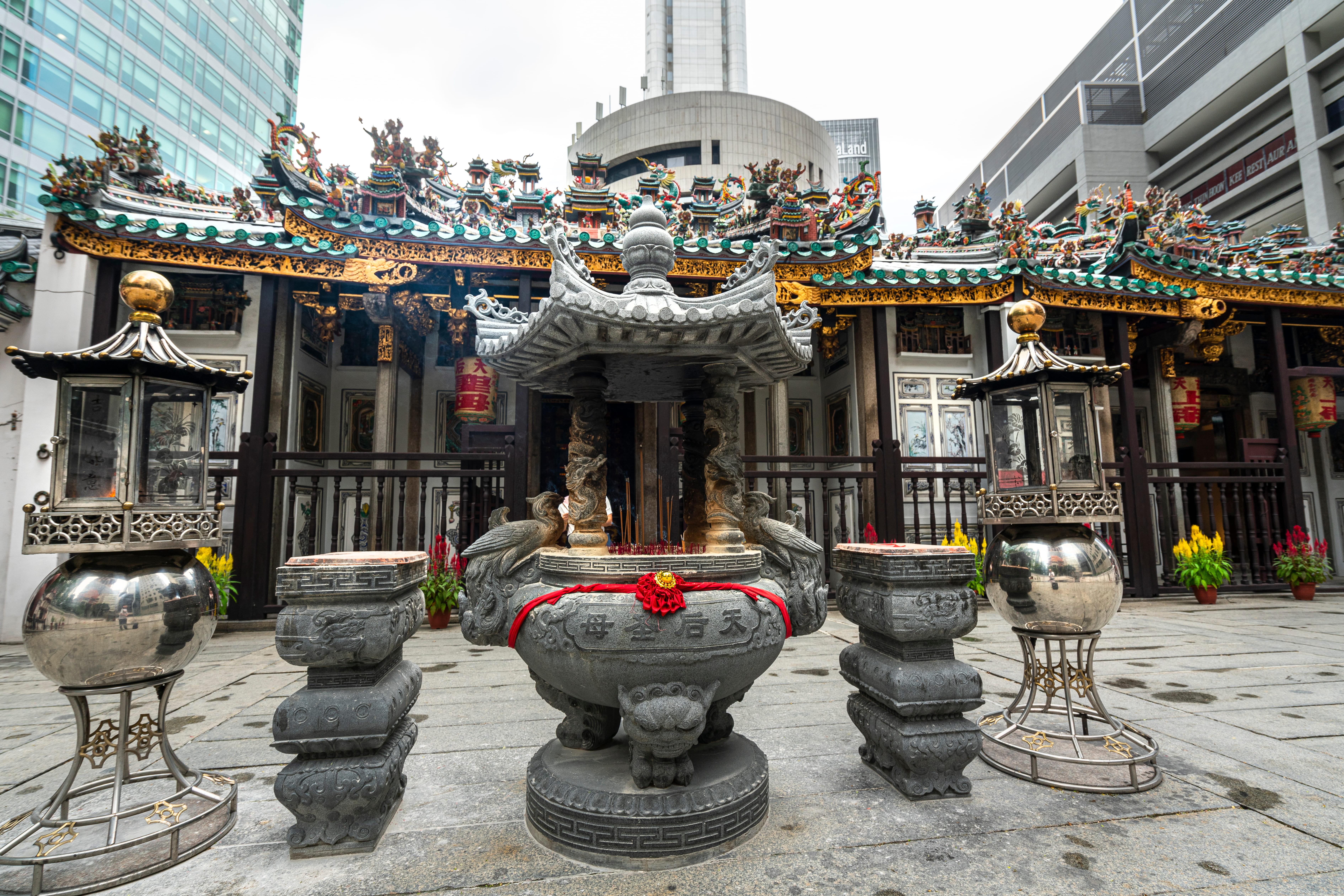 ประเทศสิงคโปร์ถือว่าเป็นบ้านใกล้เรือนเคียงที่คนไทยจำนวนมากนิยมเดินทางกันช่วงวันหยุดสั้นๆ ด้วยค่าตั๋วเครื่องบินสิงคโปร์ที่ไม่แพงมากบวกกับสถานที่ท่องเที่ยวสิงคโปร์ก็มีให้เลือกอย่างหลากหลาย