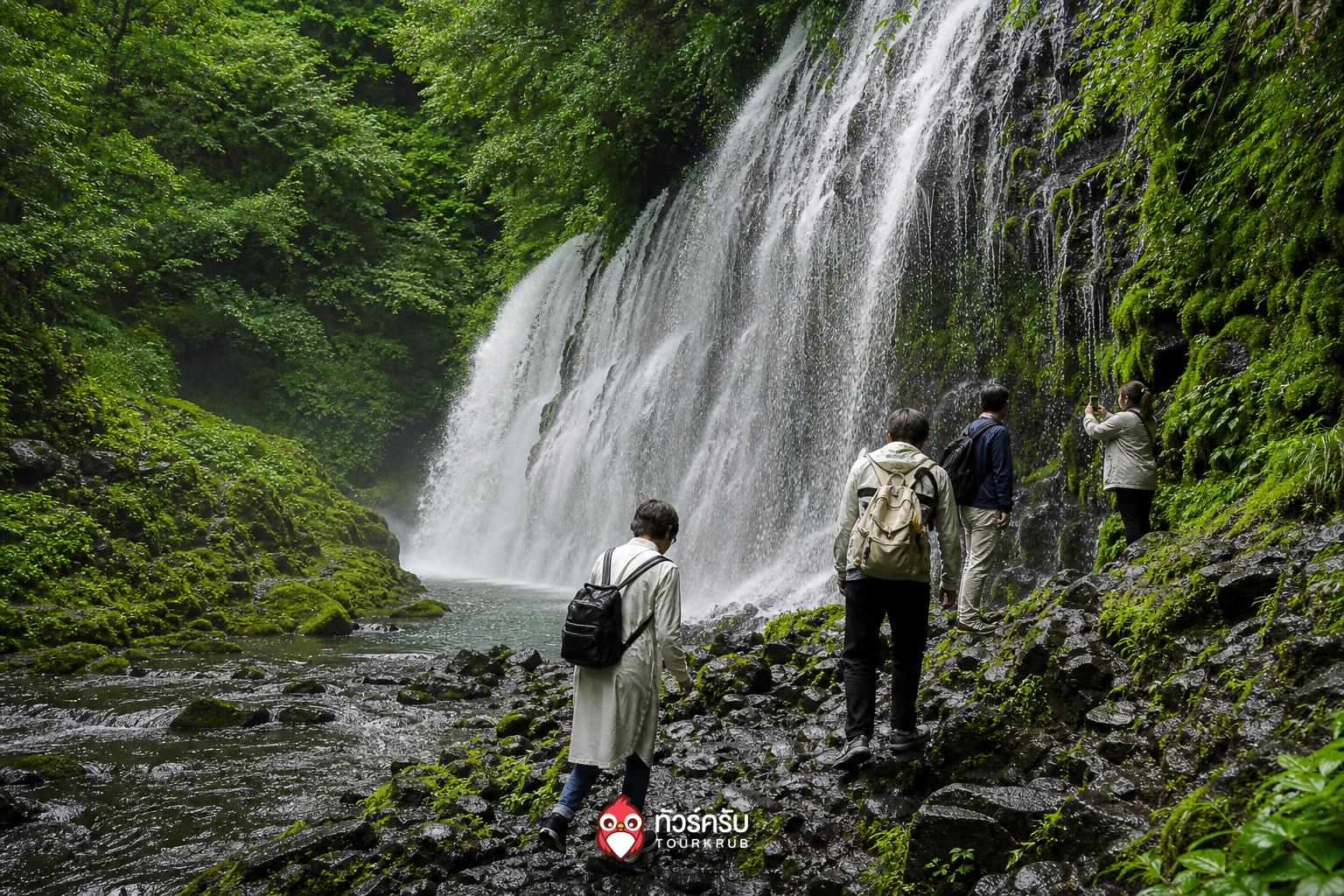ที่เที่ยวคาวากุจิโกะ น้ำตกฮาฮะโนะชิราทากิ (Haha no Shirataki Waterfall)