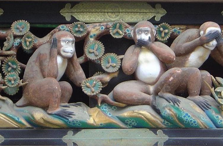 รูปแกะสลักลิงสามตัวมิซะรุ