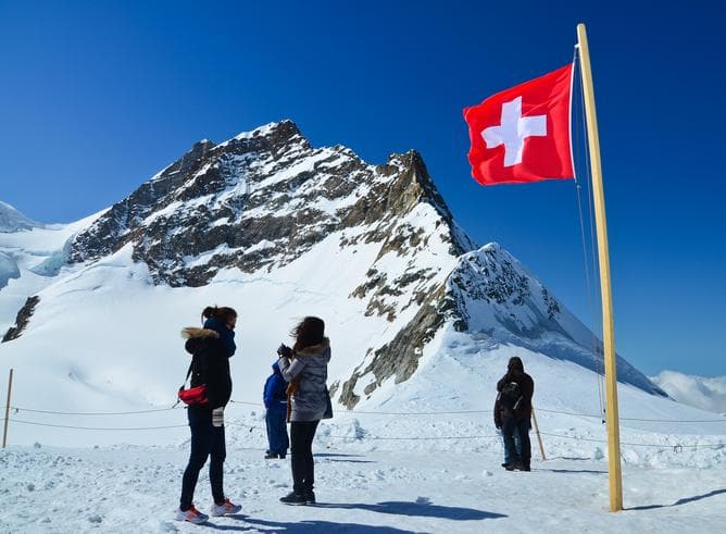 ทัวร์สวิตเซอร์แลนด์ ซูริค 10 วัน 7 คืน ภูเขาหิมะจุงเฟรา นั่งกระเช้าขึ้นภูเขาเมทเธอร์ฮอร์น รถไฟชมวิวสายโรแมนติก บิน TG 
