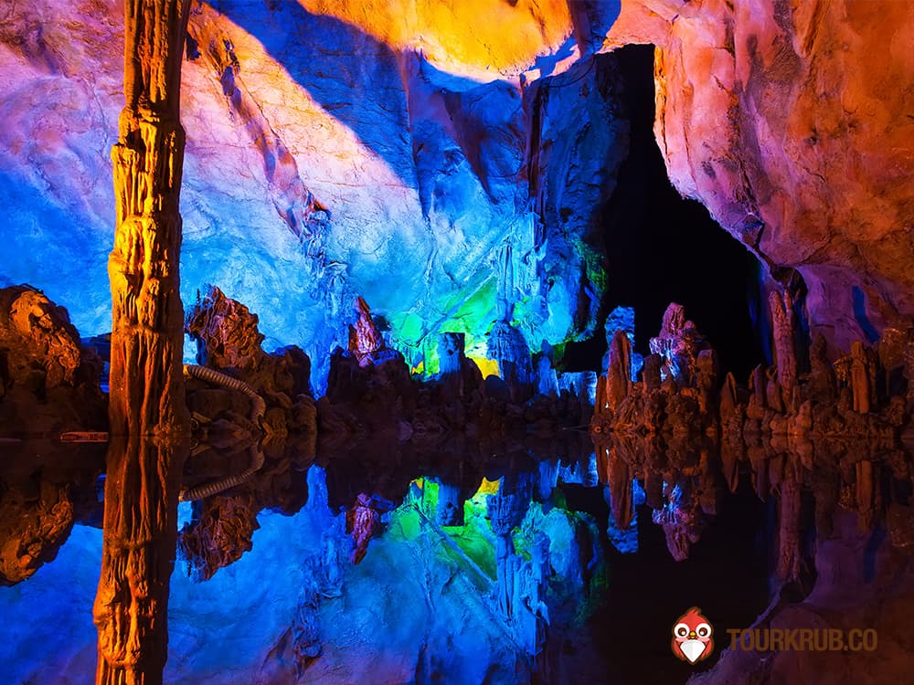 Underground_lake_in_Reed_Flute_Caves_in_Guilin_China
